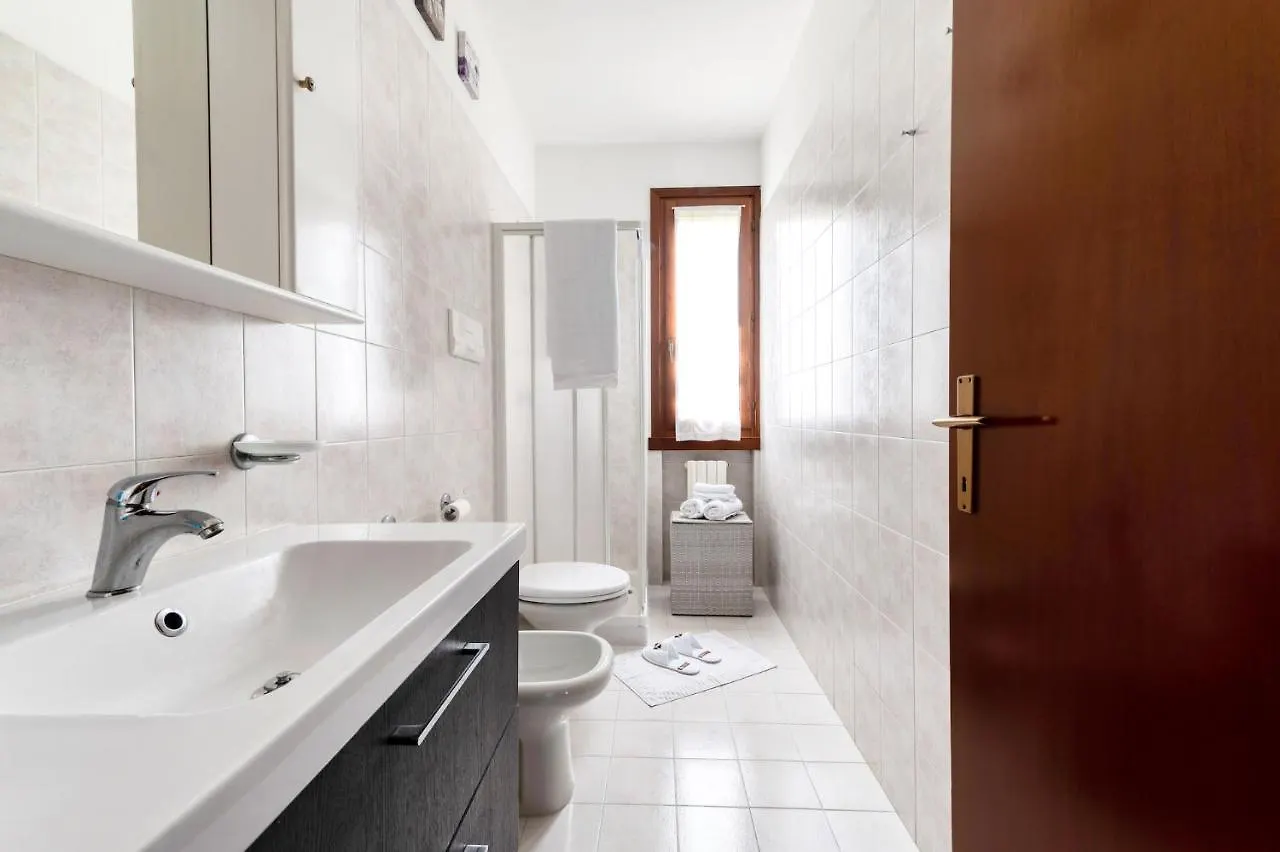 Wolf House - Sirmione Holiday 0*,  イタリア